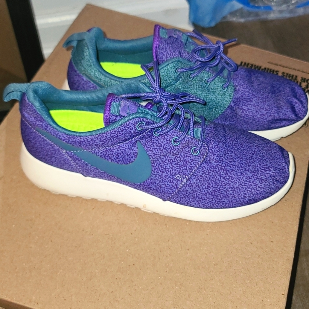 NIKE Roshe Run Purple Polka Dot sneaker